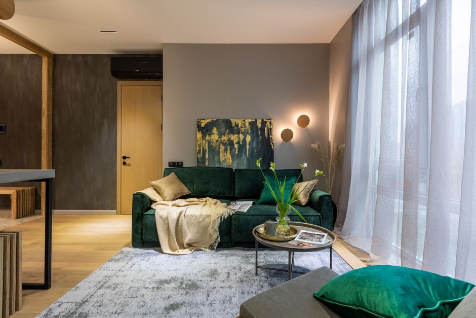 Sala de estar com design estiloso, elementos luxuosos e decoração moderna.