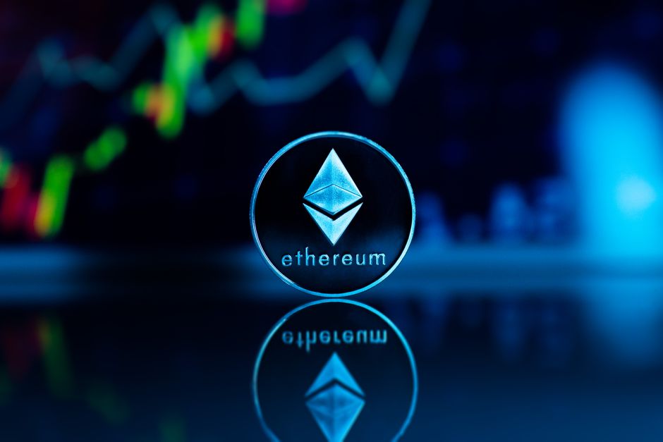 Moeda Ethereum com fundo de gráfico financeiro, representando tendências e tecnologia de criptomoedas.