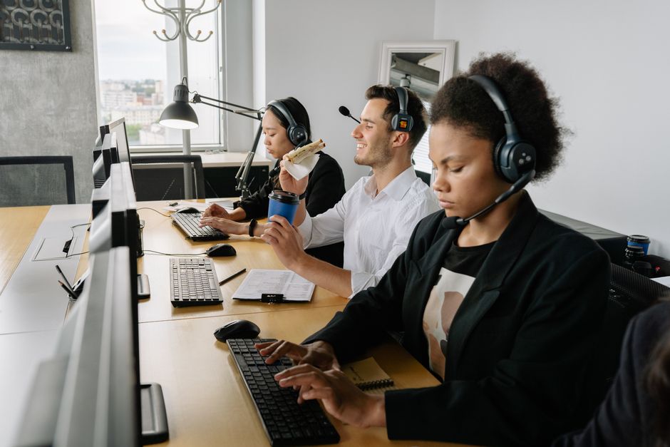 Um grupo diversificado de agentes de call center trabalhando juntos em um ambiente de escritório moderno.